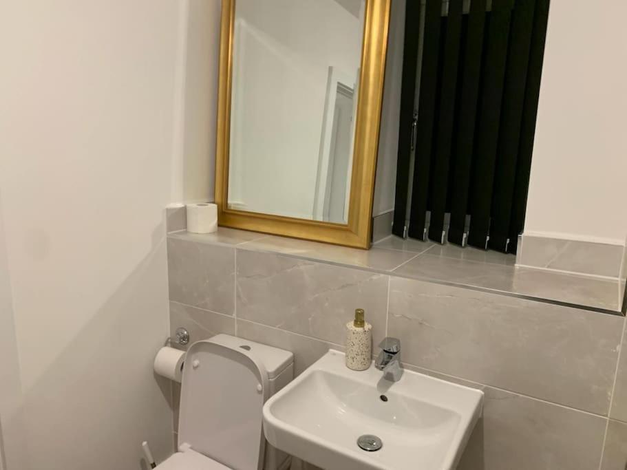 Brand New Entire 4 Bed House Multiple Free Parking Early Check-In Late Check- Out Allowed South Ockendon Esterno foto