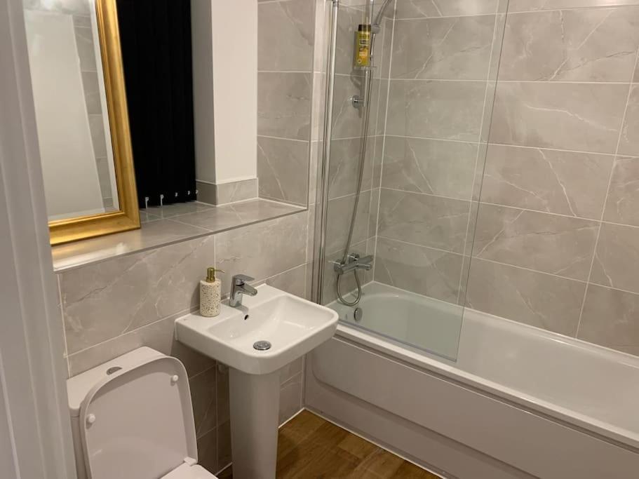 Brand New Entire 4 Bed House Multiple Free Parking Early Check-In Late Check- Out Allowed South Ockendon Esterno foto