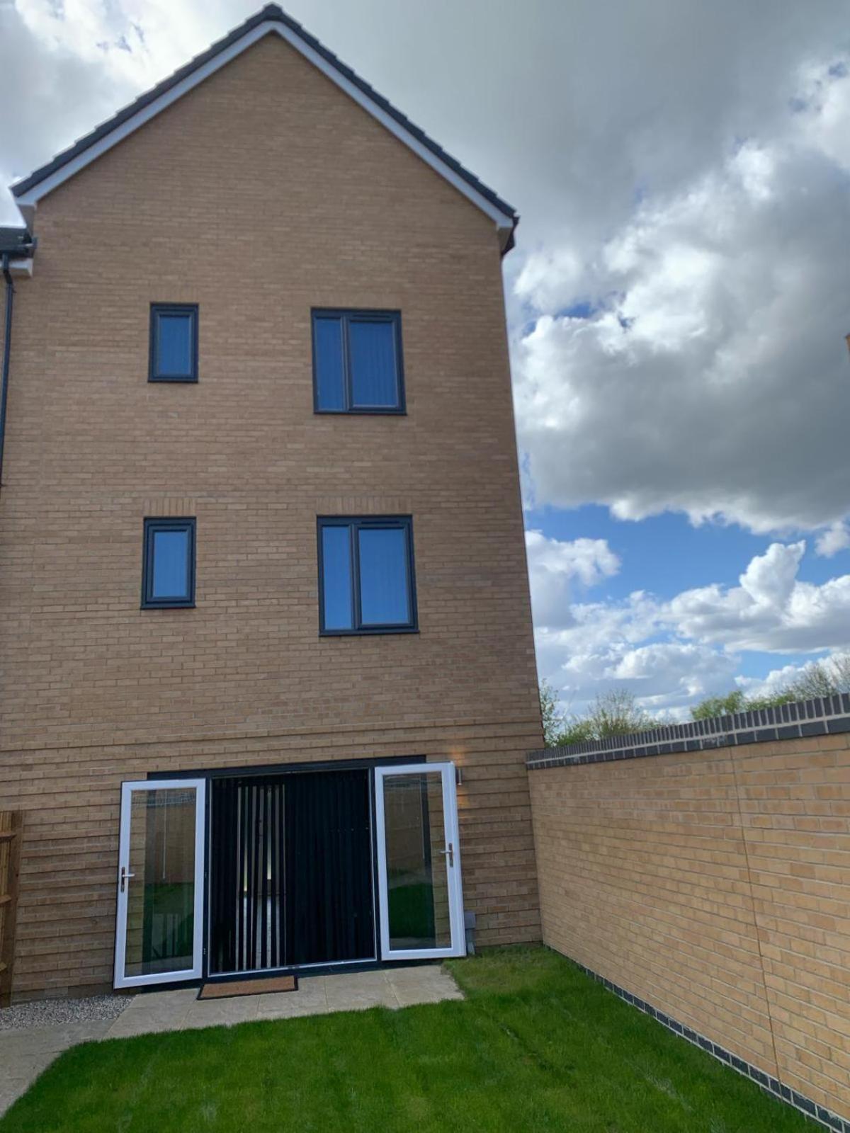 Brand New Entire 4 Bed House Multiple Free Parking Early Check-In Late Check- Out Allowed South Ockendon Esterno foto